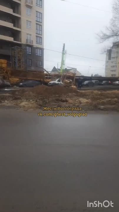 ЧП на Двинской. Там рухнул башенный кран. Пострадали двое мужчин и несколько машин. в Волжском, 20.11.2025 в 18:30