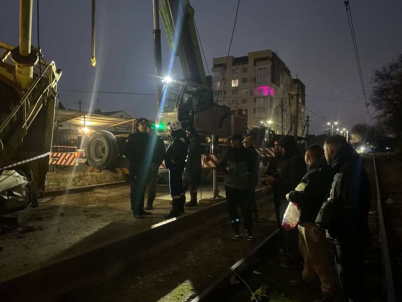 ⚡️Прокуратура Волгоградской области организовала проверку по факту падения секции строительного крана на ул. Двинской в ... в Волжском, 21.11.2025 в 01:00