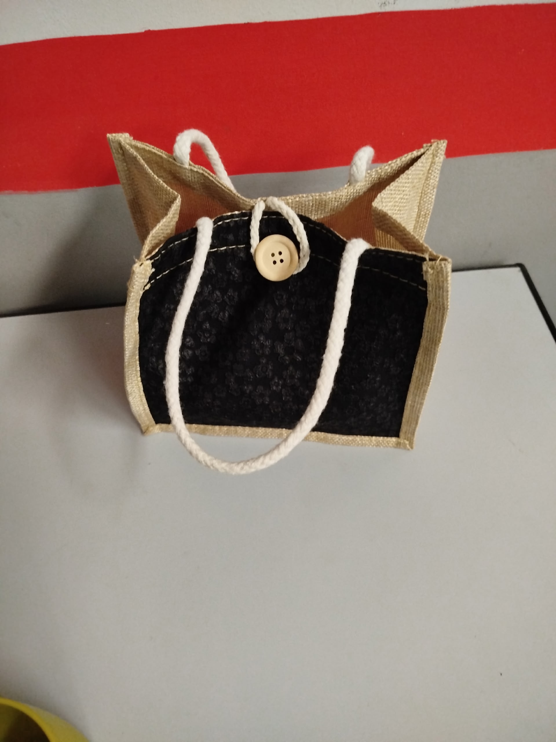 Кто забыл сумочку в электричке? Хозяйка отзовись. У дежурного по станции Шпалопропитка можете забрать. в Волжском, 21.11.2025 в 08:30