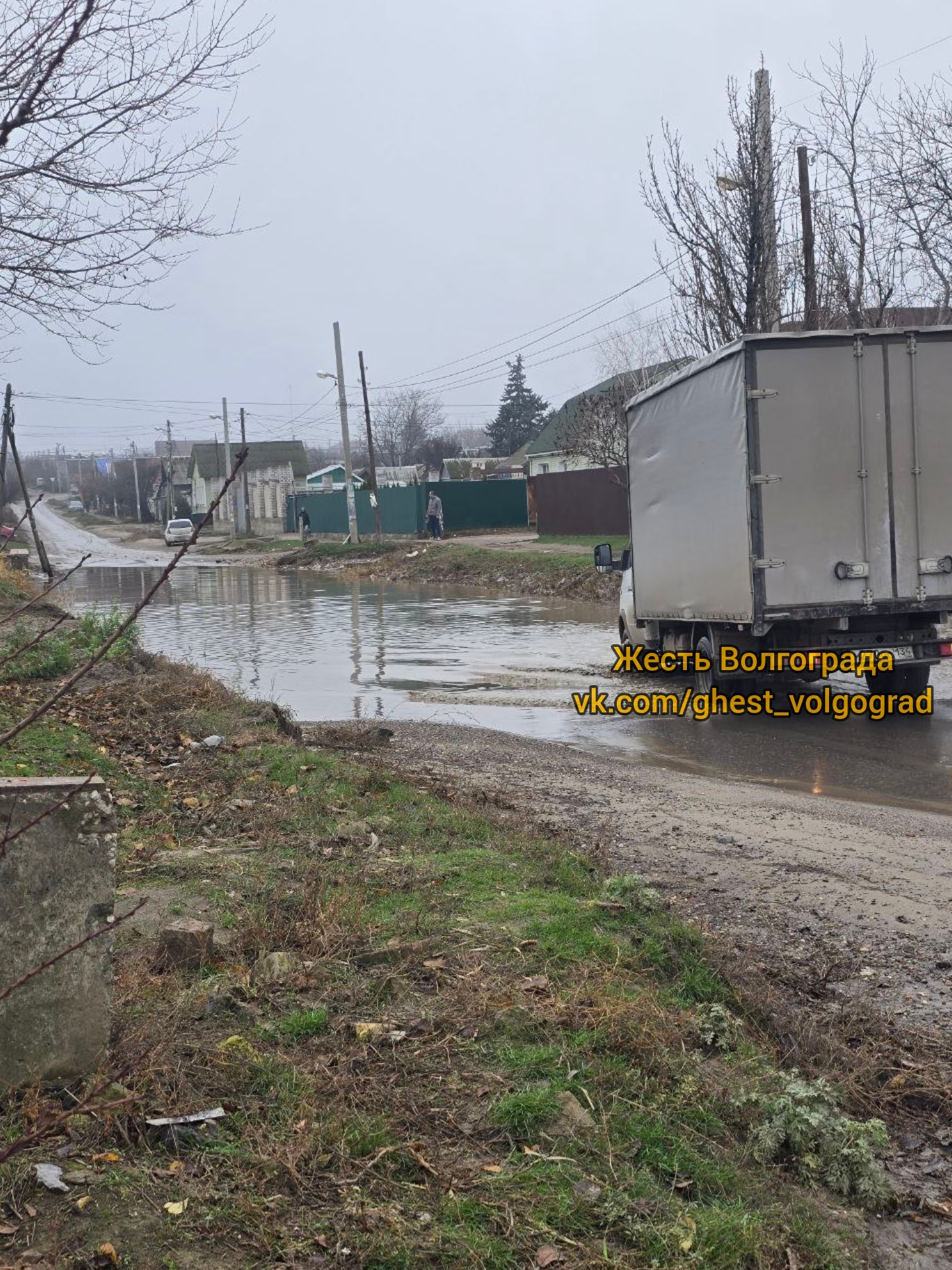 Чембарова опять тонет после дождя. Паренёк вылавливает гос.номера, уже штук 6 собралось. в Волжском, 22.11.2025 в 18:00