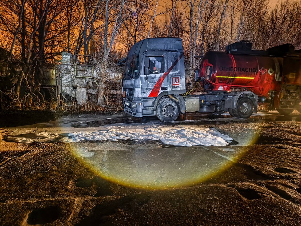 Вечером 5 декабря в промзоне на юге Волгограда на автомойке вспыхнул бензовоз. Площадь пожара составила 800 квадратных м... в Волжском, 05.12.2025 в 22:00