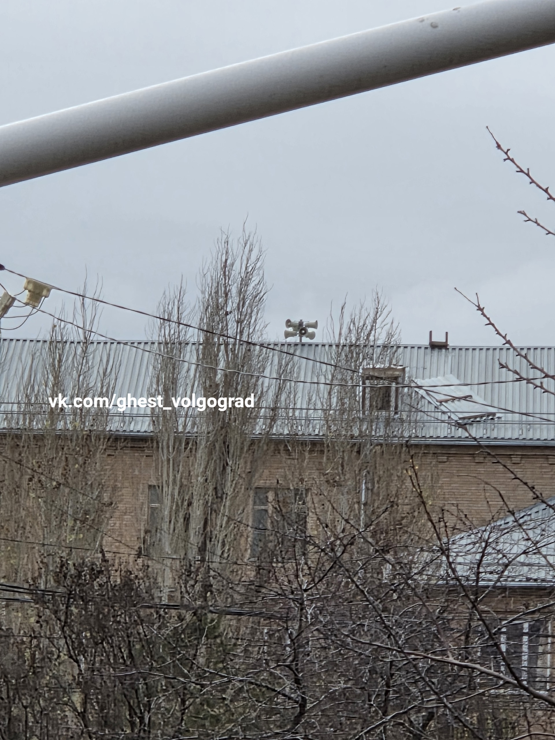 Нам пишут: Школа 67 ангарский, областная больница, оторвало элемент кровли, профлист, лежит 2 недели. в Волжском, 08.12.2025 в 10:30