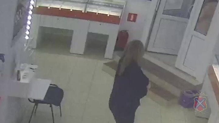 Полицейские Котовского района задержали подозреваемую в краже ювелирных изделий в Волжском, 21.12.2025 в 00:30