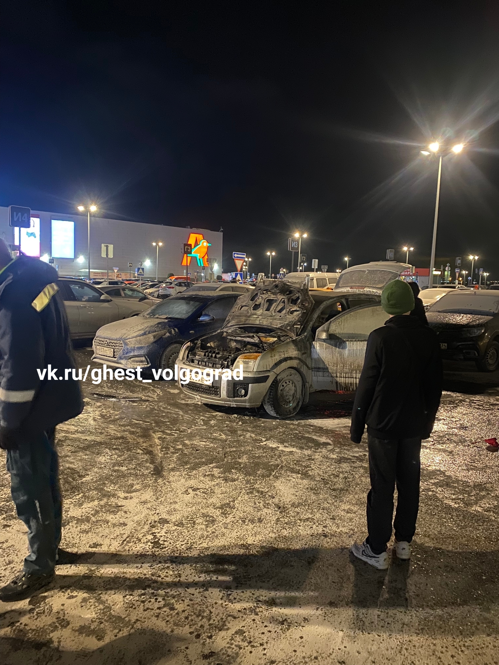 На Акварели сгорел авто.... в Волжском, 26.12.2025 в 09:30