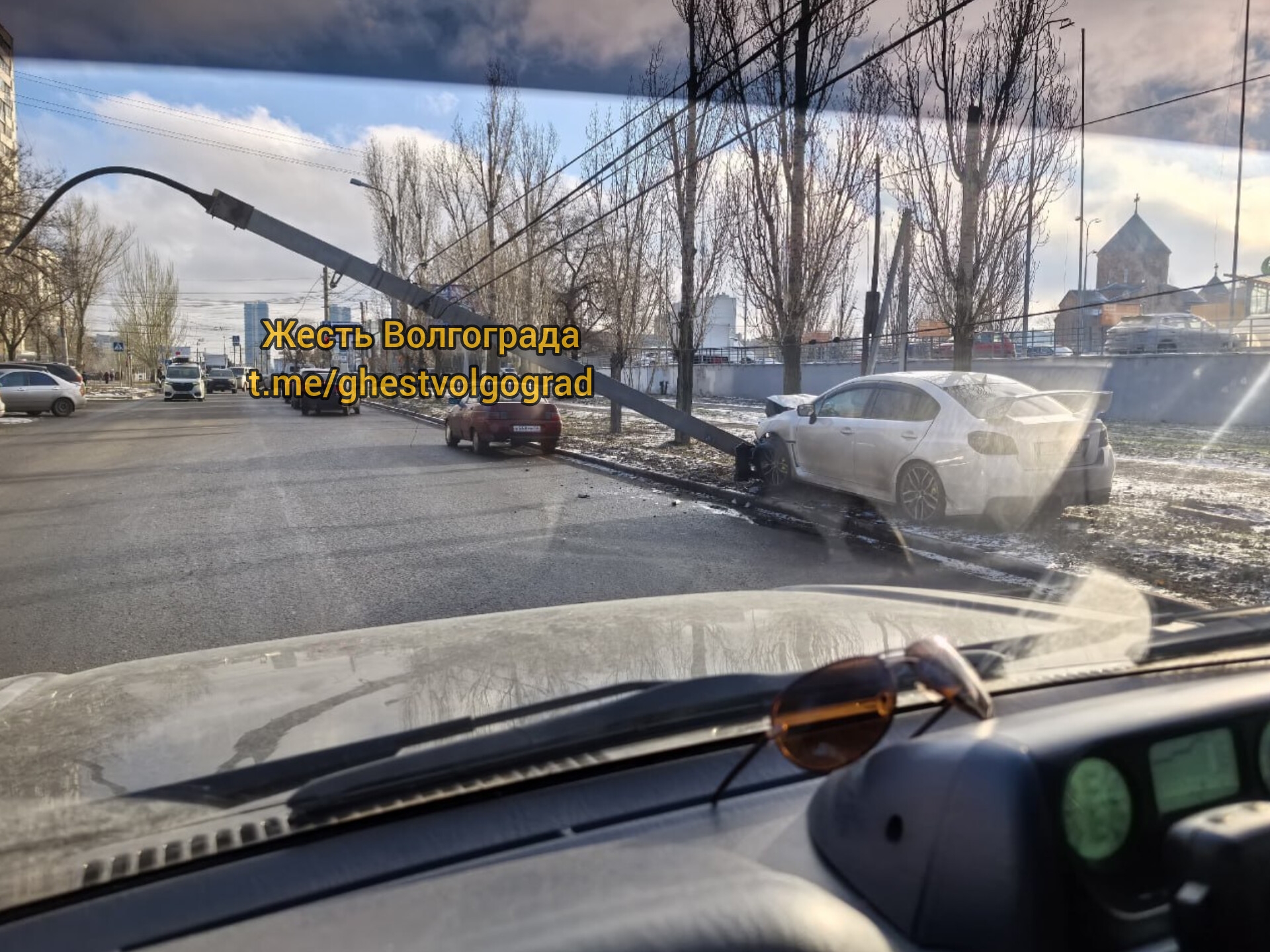 Нам пишут: Бульвар 30-и летия Победы, возле Оби в 2 часа дня. Снёс столб. в Волжском, 27.12.2025 в 18:00