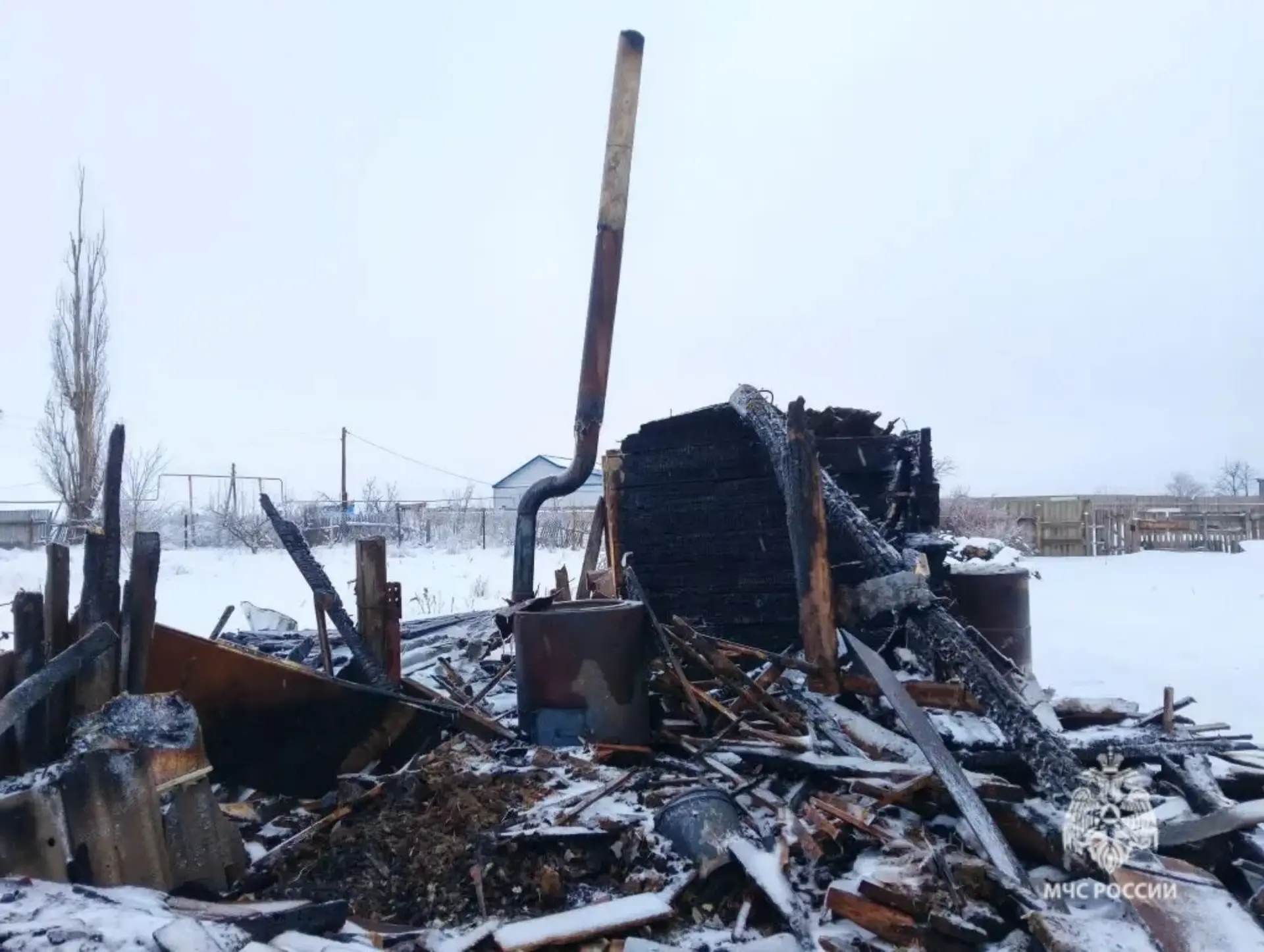 Огнеборцы МЧС России потушили две бани за один день в Волжском, 12.01.2026 в 16:30