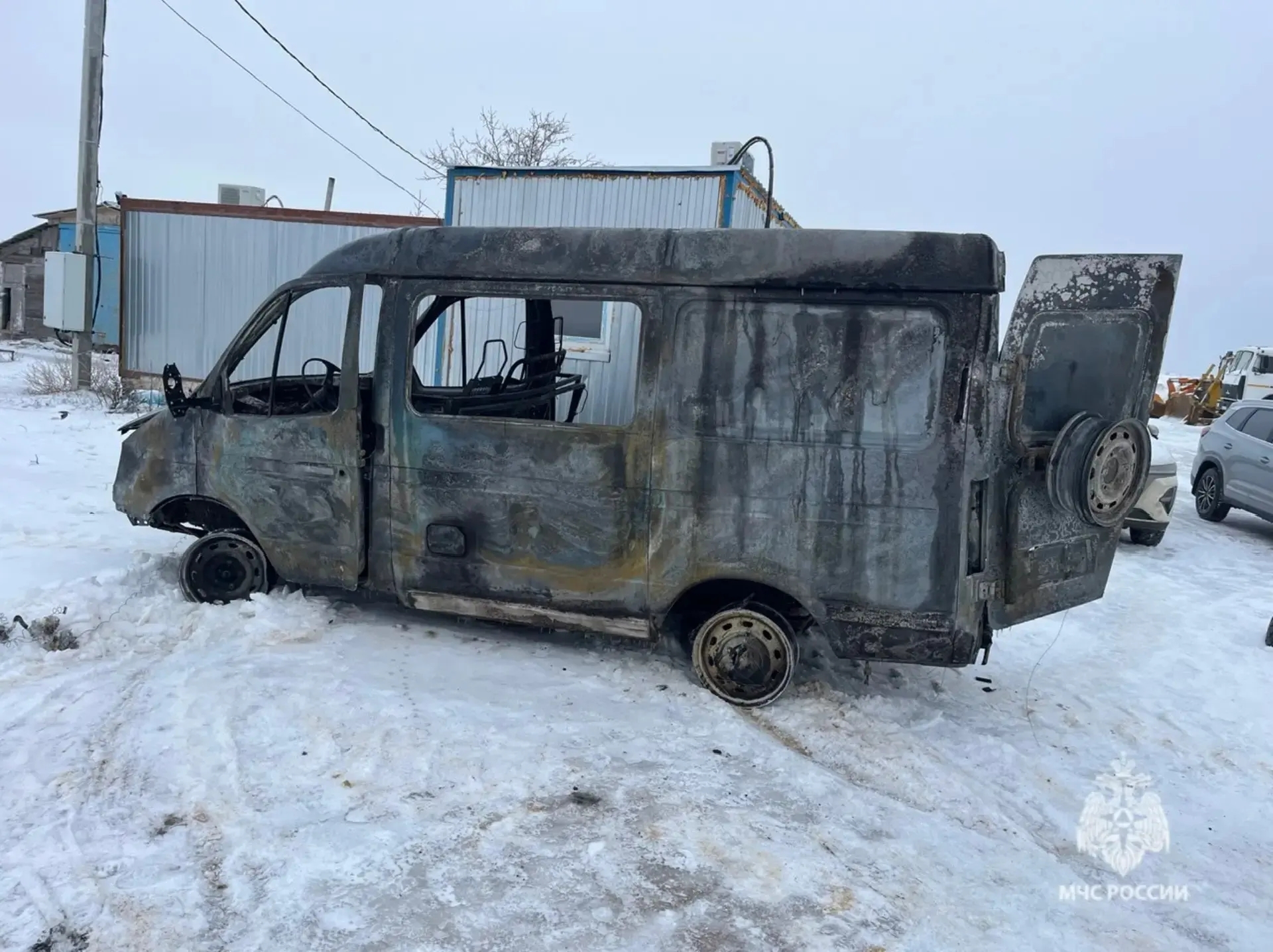 Волгоградские огнеборцы потушили два автотранспортных средства  в Волжском, 14.01.2026 в 23:30