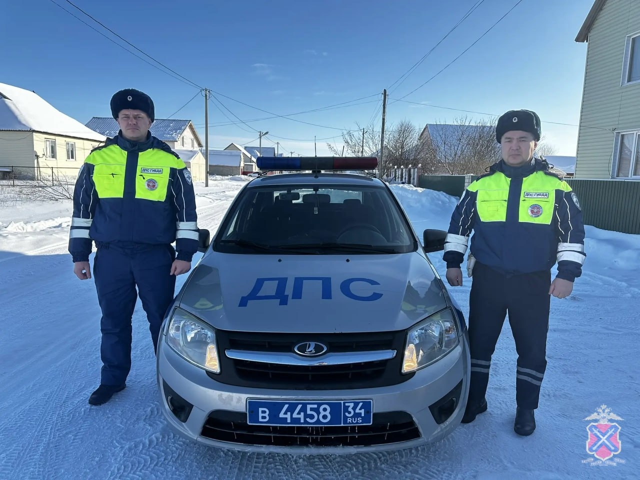 Сотрудники Госавтоинспекции Старополтавского района спасли женщину во время снежной пурги в Волжском, 23.01.2026 в 17:00