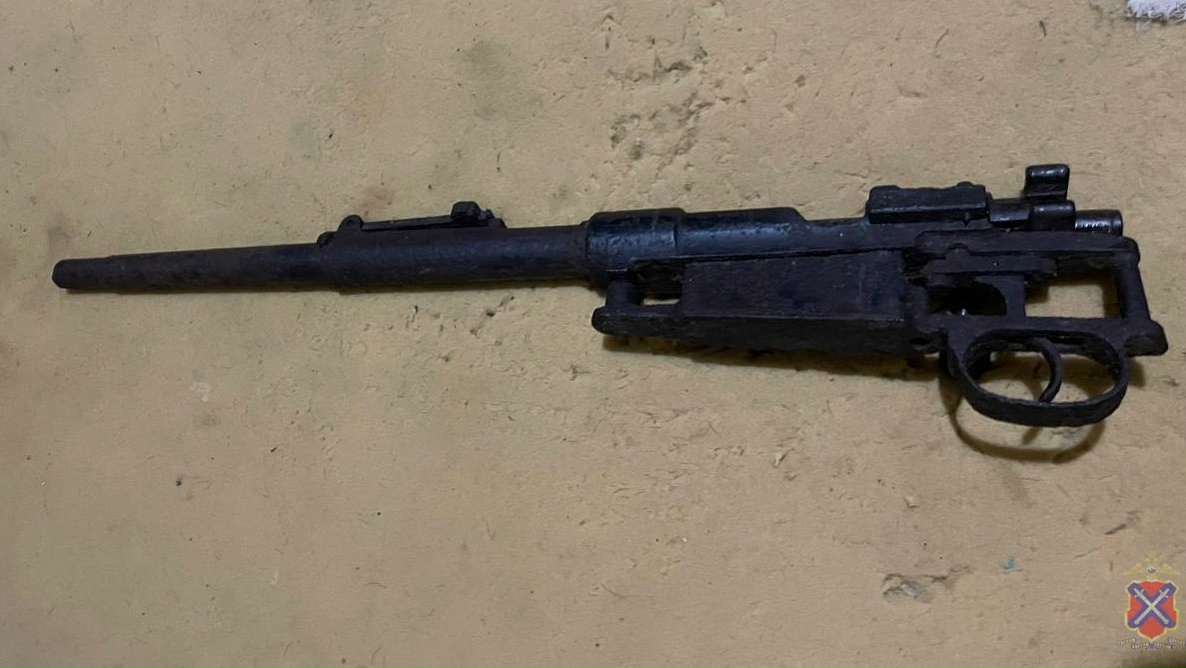 Двойное преступление: полицейские у подозреваемого в сбыте наркотиков изъяли огнестрельное оружие в Волжском, 26.01.2026 в 15:30