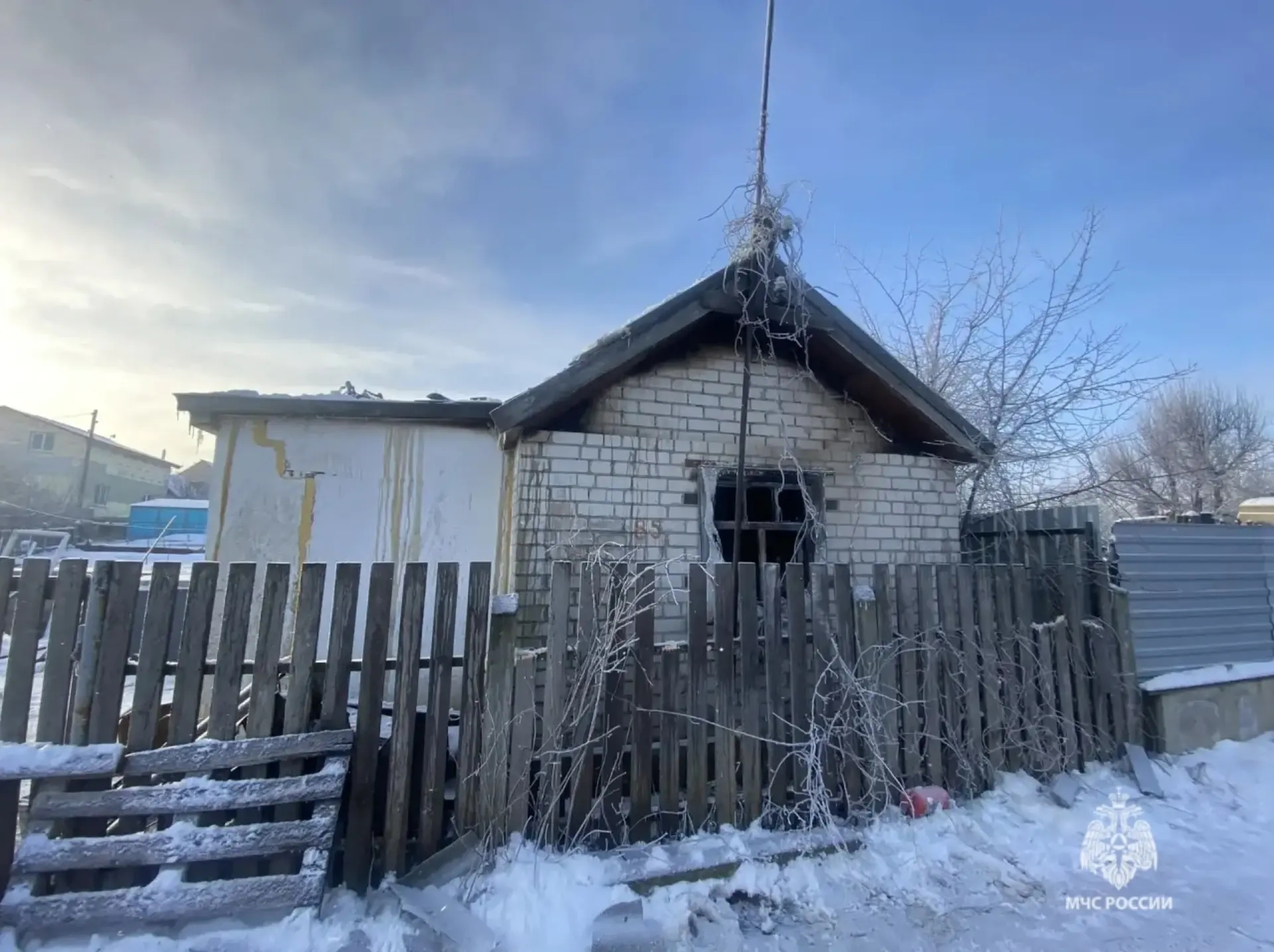 Сегодня утром в СНТ «Селикатчик» огонь охватил дачный дом. Благодаря слаженной работе огнеборцев 65-й ПСЧ пламя на 12 кв... в Волжском, 27.01.2026 в 19:30