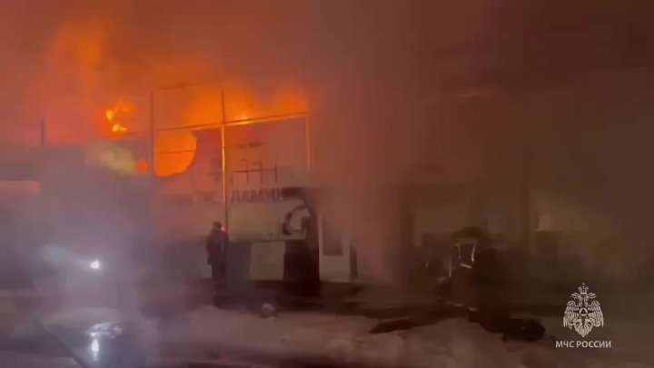 В Волгограде огнеборцы МЧС России тушат склад на Тулака в Волжском, 27.01.2026 в 23:00