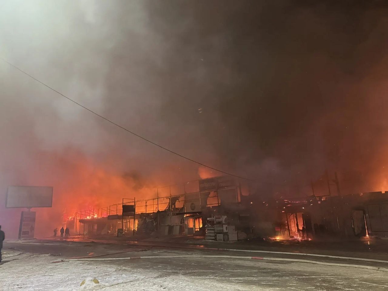 Прокуратура Волгоградской области организовала проверку в связи с возгоранием складских помещений в Волжском, 27.01.2026 в 23:30