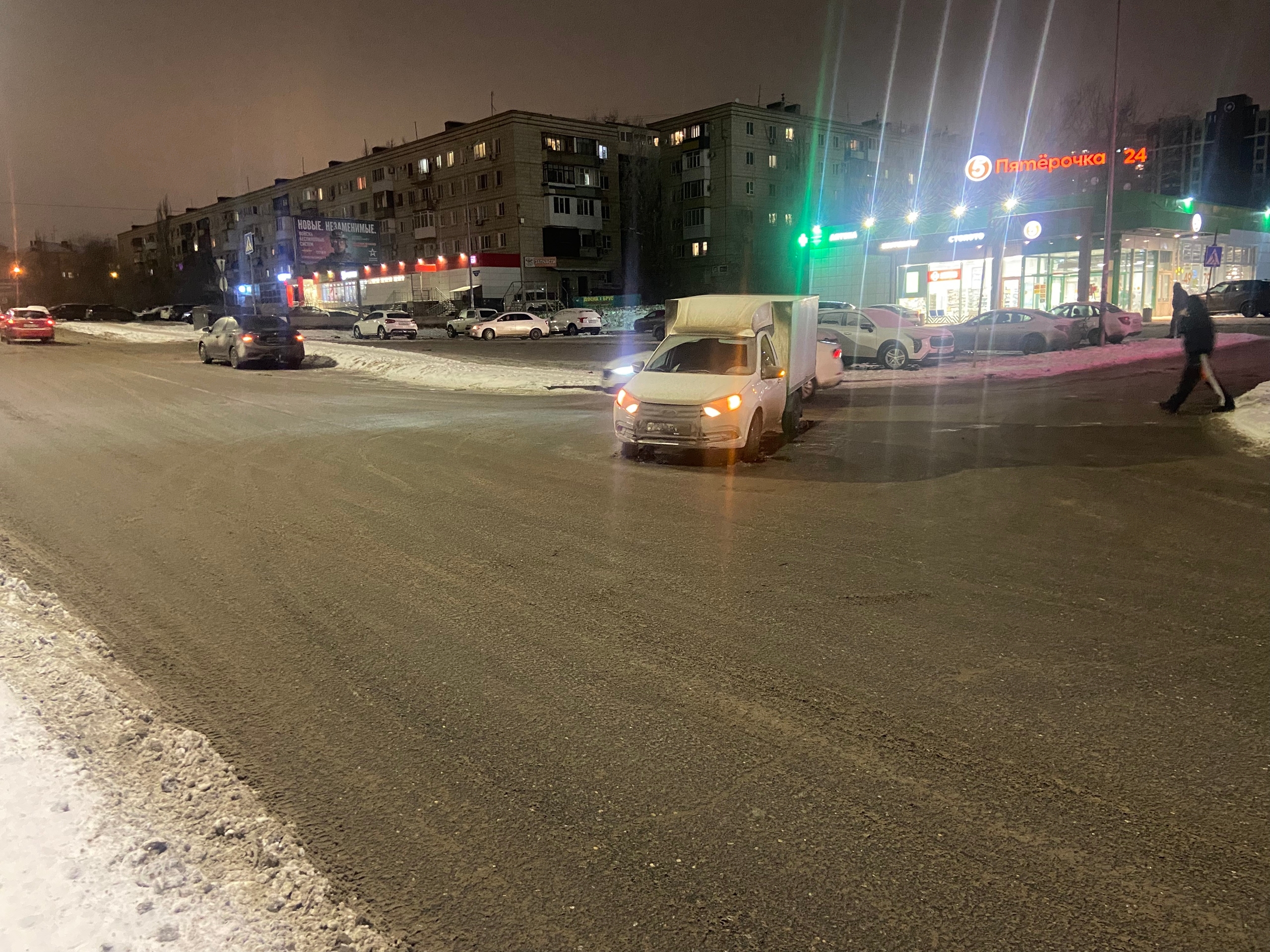 Здравствуйте, ищу свидетелей ДТП произошедшему 28.01.2026 приблизительно в 15:00 на  Т- образном перекрестке улице Пархо... в Волжском, 28.01.2026 в 23:00