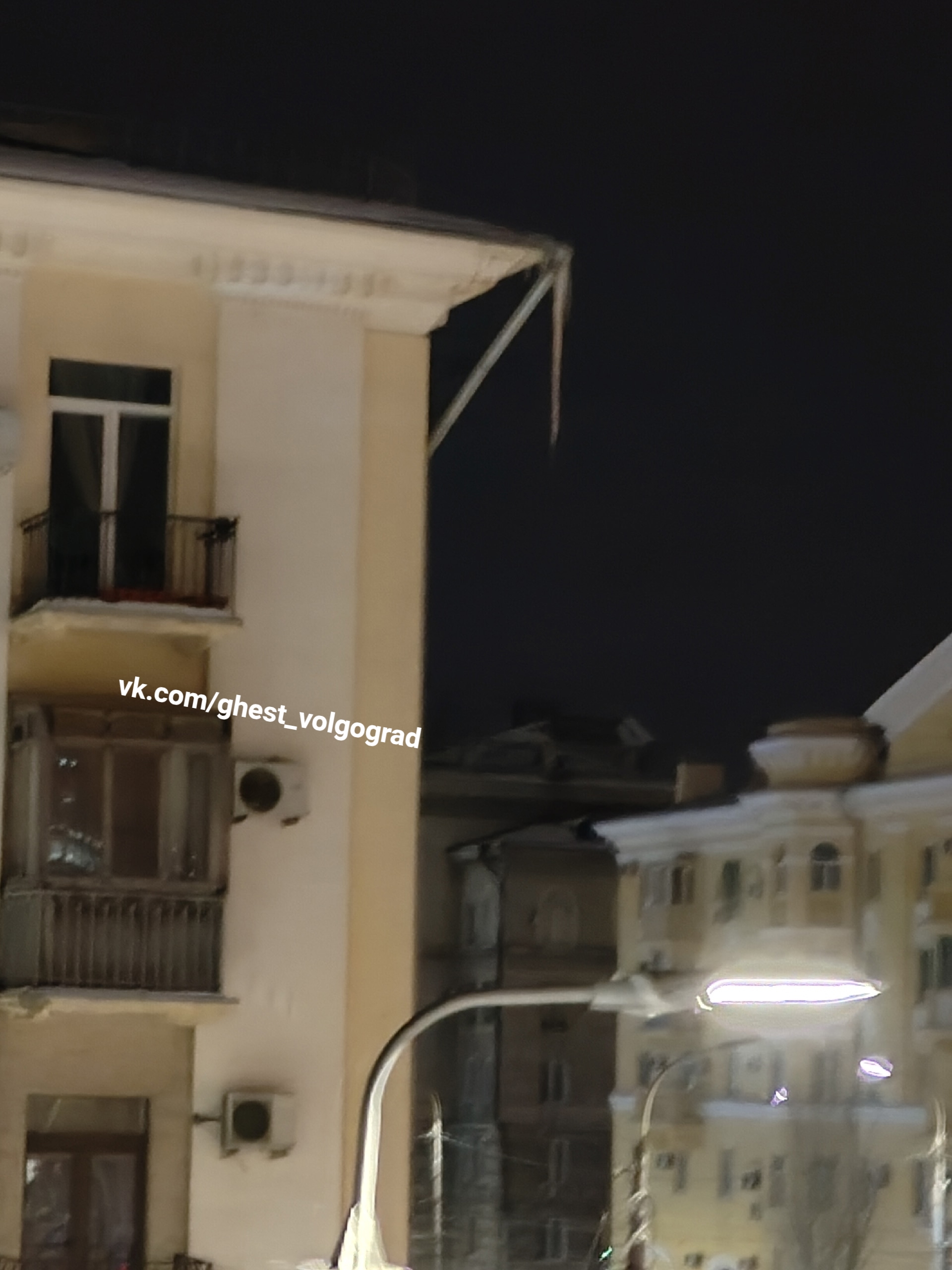 Нам пишут: Мира 20, висит..., а если полетит вниз на человека?! 😐 в Волжском, 25.02.2026 в 21:30