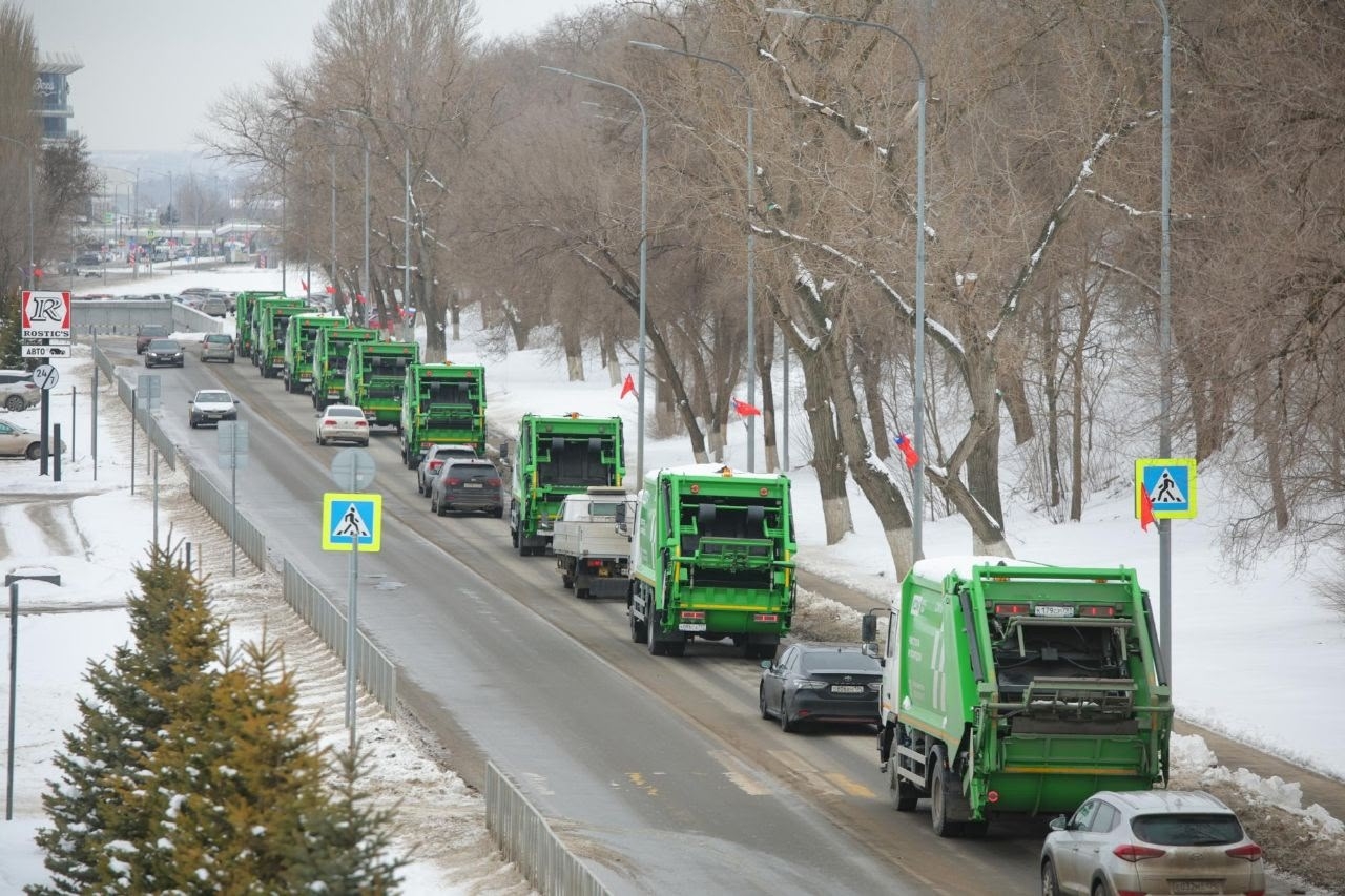 К марту в Волгоградскую область доставят 21 мусоровоз. Из запланированных 13 уже приняты на вооружение региональным рего... в Волжском, 26.02.2026 в 10:30