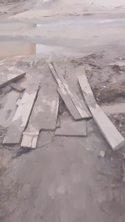 Нам пишут: Обращаемся жители Кировского района. Нет тротуара! Вот так выживают жители от ул. Рославльский до пер. Розовы... в Волжском, 18.03.2026 в 08:30