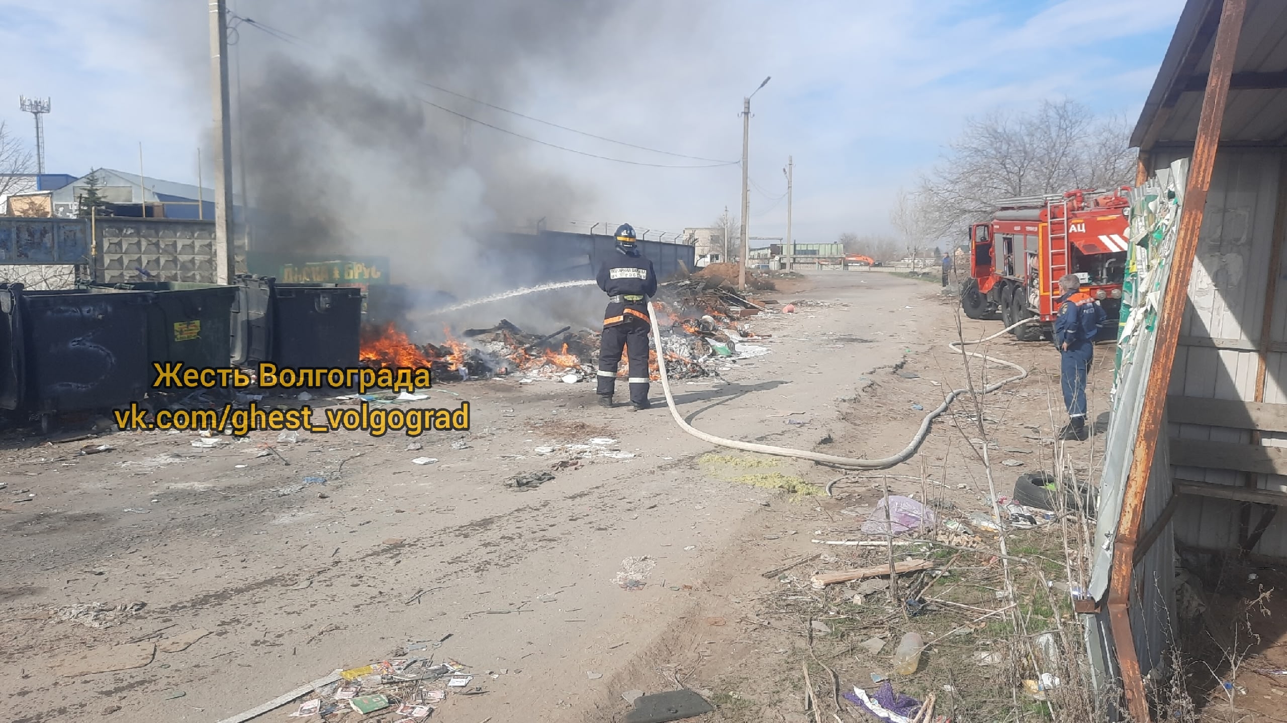 Нам пишут: В поселке Верхняя Ельшанка при въезде подожгли мусорку недавно на днях. Крысы вообще ходят не боясь людей. 😔 в Волжском, 31.03.2026 в 11:00