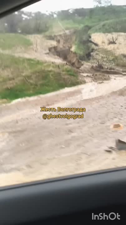 Первый апрельский длждь размыл землю у стадиона «Волгоград Арена» и ЦПКиО — в грунте появились глубокие промоины. Вскоре... в Волжском, 01.04.2026 в 22:00