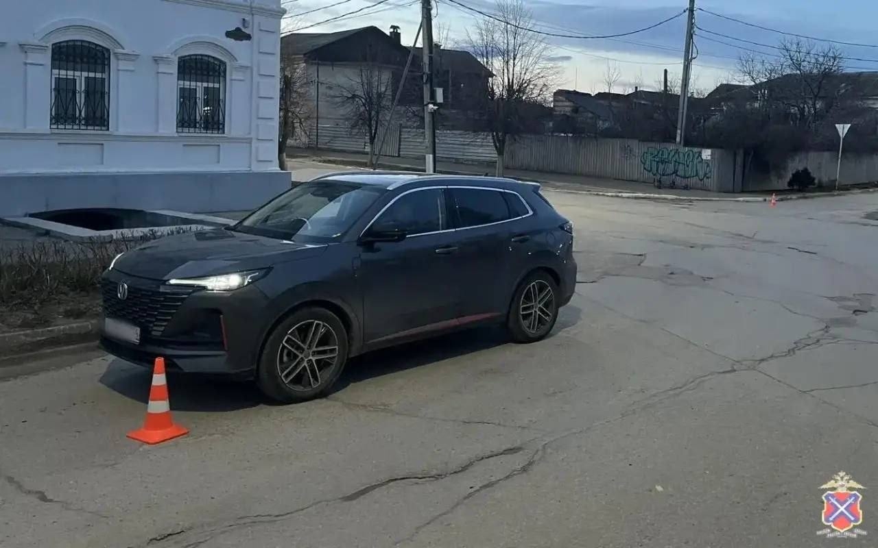Два подростка на электросамокате влетели в припаркованную машину на улице Советской в Волжском, 11.04.2026 в 16:30